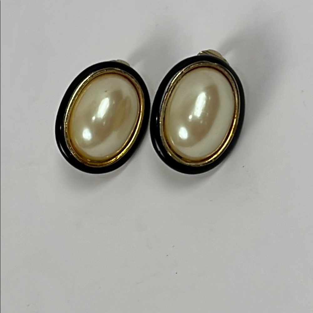Vintage Faux Pearl Black Goldtone Clip On Earrings Retro 50’s 60’s Classic Lucy